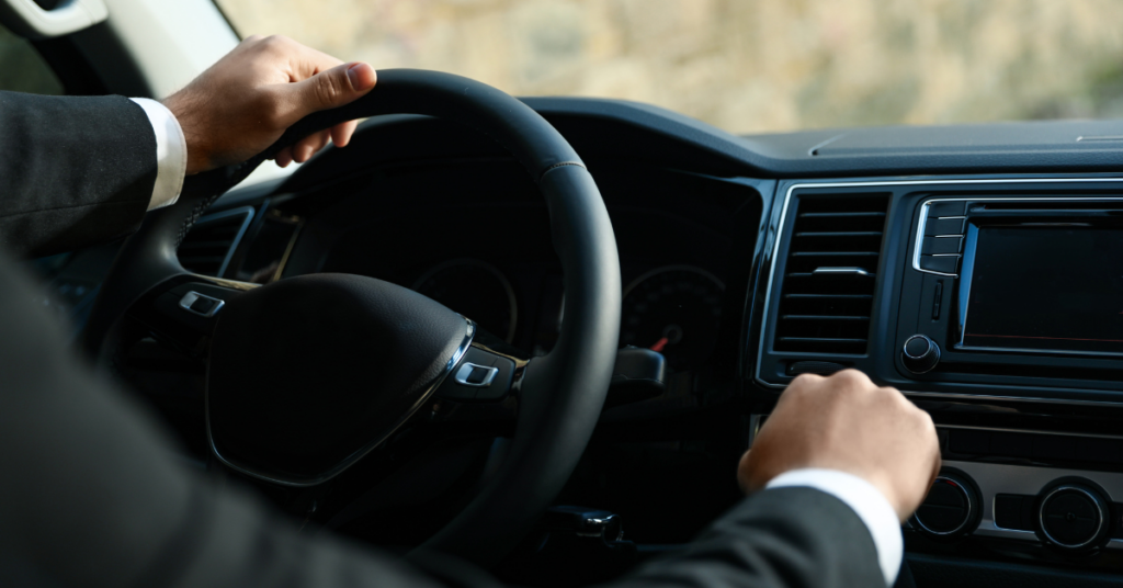 chauffeur privé qui conduit une voiture