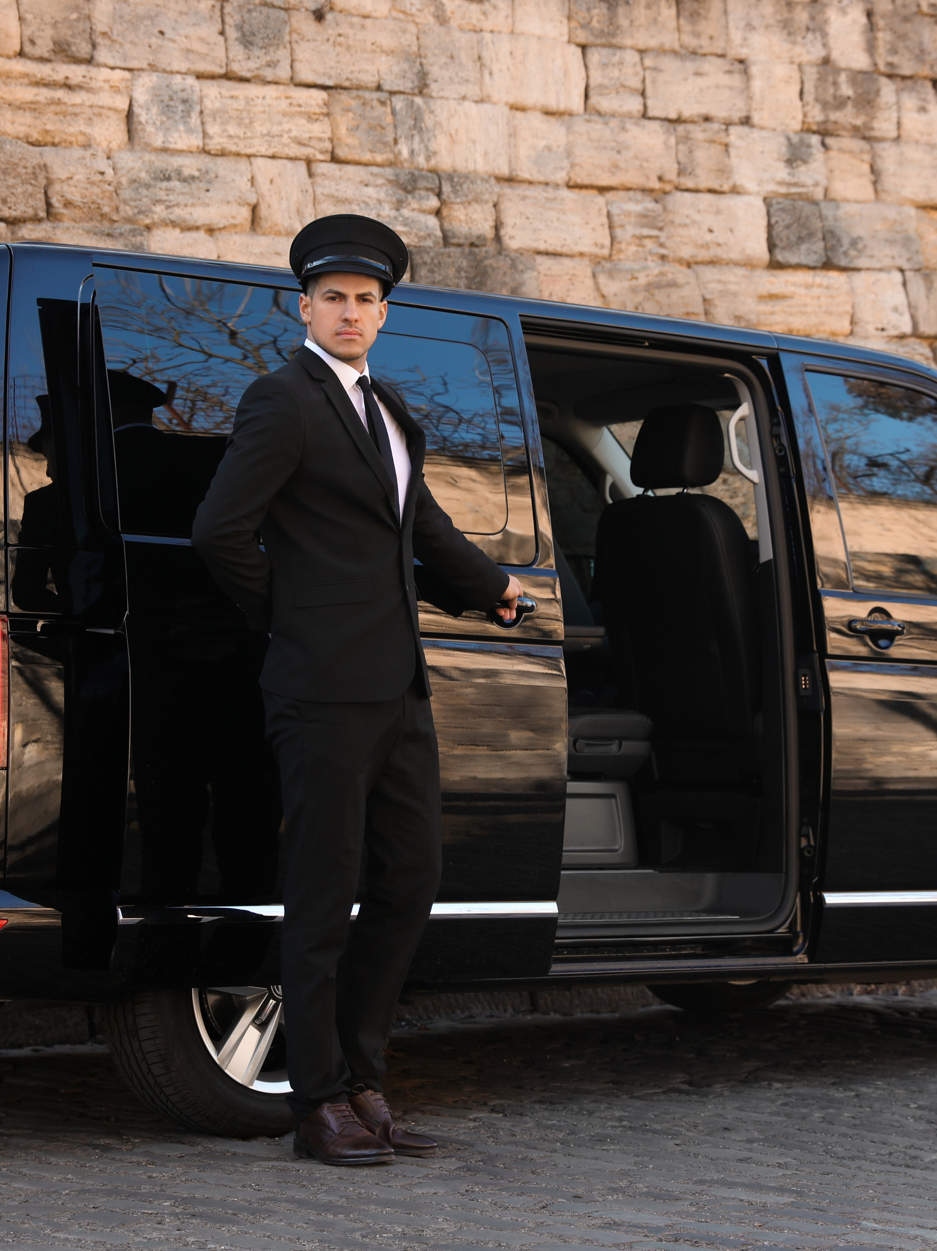 chauffeur privé qui ouvre la porte d'un van